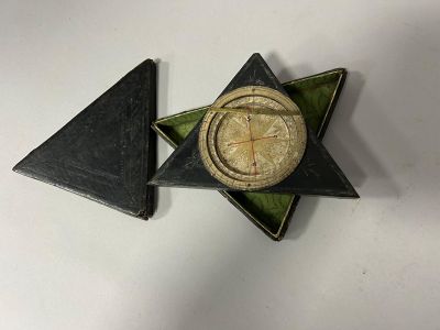 une étoile noire et verte sur laquelle figure une horloge