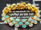 un bracelet orné de pierres d'oplite blanches et jaunes
