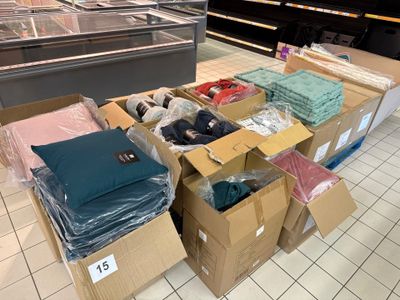 de nombreuses boîtes de vêtements posées par terre dans un magasin