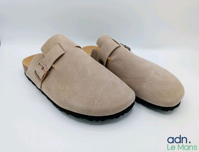 chaussons Birkett en daim beige à semelles noires