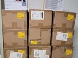 de nombreuses boîtes empilées dans une pièce