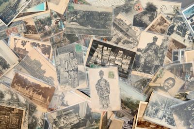 beaucoup de vieilles photos sur la table ensemble