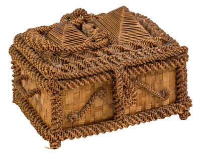 une boîte en osier avec un couvercle en paille