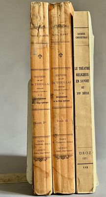 deux vieux livres posés l'un sur l'autre sur une table