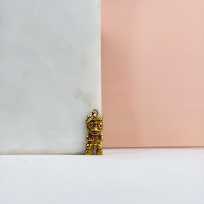 un bloc de marbre blanc surmonté d'une statue en or