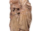 l'image d'une statue représentant une femme tenant un enfant dans ses bras