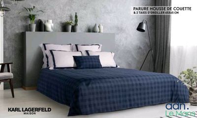 un lit recouvert d'une couette bleue et blanche