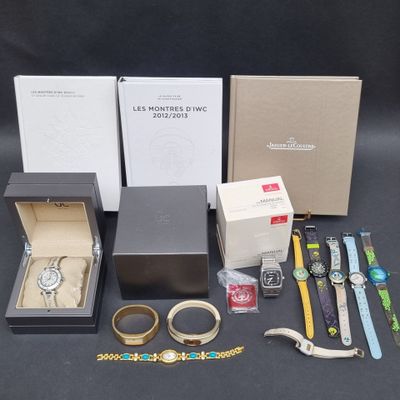 tout un tas de montres et de bracelets différents dans une boîte