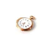 une montre de poche en or avec des chiffres romains
