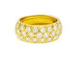 une bague en or jaune avec des diamants sur fond blanc