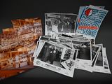 une pile de vieilles photos et de cartes postales posée sur une table