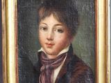 portrait d'un jeune garçon vêtu d'un manteau marron et d'une écharpe violette