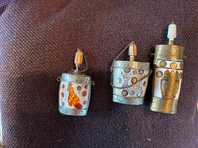 trois briquets posés sur un oreiller