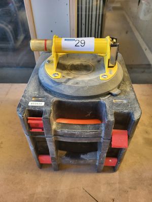 une petite machine posée sur une boîte