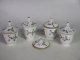 quatre pièces de porcelaine blanche et bleue ornées de fleurs