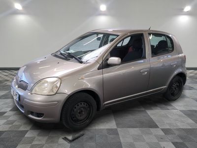 la photo d'une voiture argentée garée dans un garage