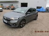 La Honda HRX grise est garée devant un immeuble.