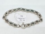 bracelet plaqué argent composé de maillons ovales et d'une plaque sur fond blanc