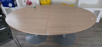 UNE TABLE DE REUNION OVALE PLATEAU MELAMINE FACON BOIS SUR 2 PIEDS CIR