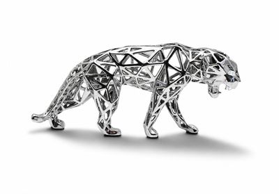 une figurine en argent représentant un guépard sur fond blanc