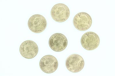 six pièces différentes sont disposées en cercle sur une surface blanche