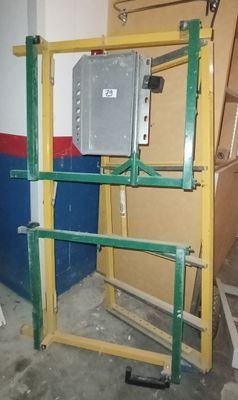 une boîte posée sur un support dans une pièce