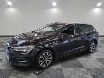 une voiture noire est garée sur le sol en damier d'un garage