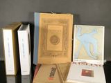 plusieurs livres sont posés sur une table les uns à côté des autres