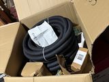 une boîte en carton contenant tout un tas de tuyaux