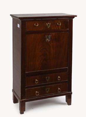 une photo d'une petite commode