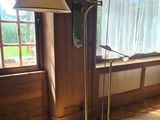 une lampe posée sur le sol dans une pièce