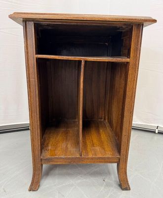un petit meuble en bois muni d'une étagère