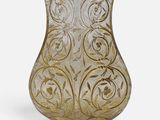 un vase en verre posé sur une surface blanche