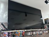 un téléviseur fixé à un mur de briques dans une pièce