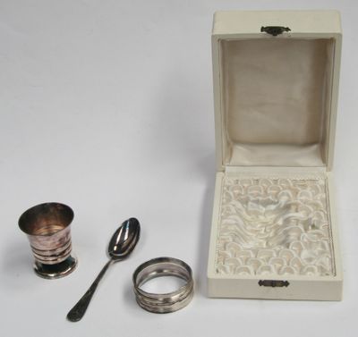 une petite boîte avec une cuillère, une cuillère et un repose-cuillère à côté