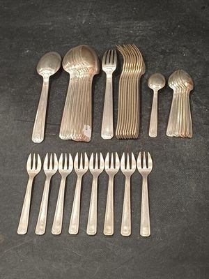 un grand nombre de fourchettes et de cuillères posées sur une table