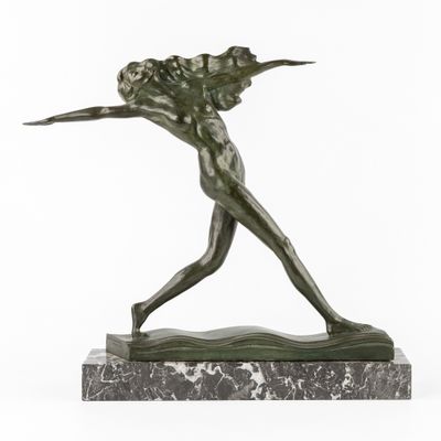 une statue en bronze représentant une femme tenant une raquette de tennis, posée sur un socle en marbre