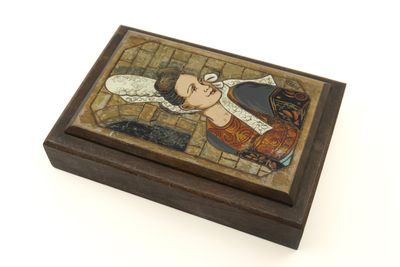 une image représentant une petite boîte en bois ornée d'une peinture
