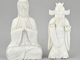 deux statues blanches de bouddhas coiffées d’une couronne