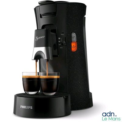 une cafetière devant laquelle se trouvent deux tasses de café