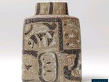 l'image d'un vase orné d'un motif