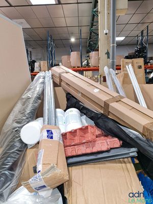une grande quantité de cartons posés par terre dans un entrepôt