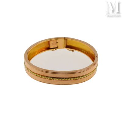 une image d'un gros plan d'un bracelet en or sur un fond blanc