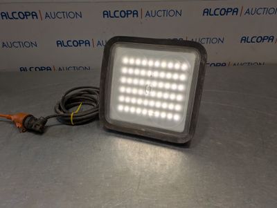 un gros plan d'une lampe posée sur une table