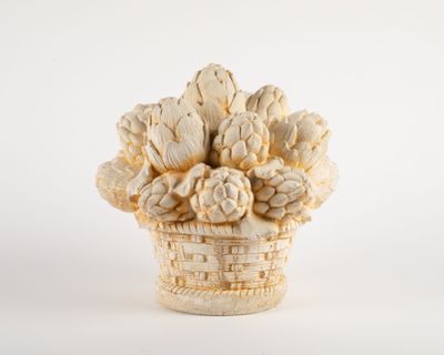 un vase blanc contenant un bouquet de fleurs