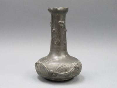un vase en argent posé sur une table
