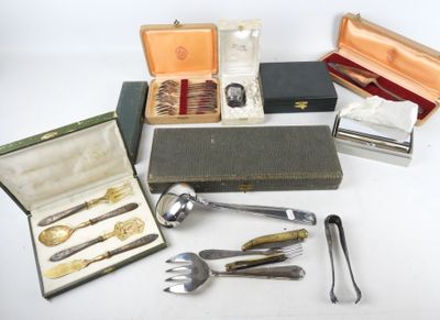 beaucoup d'argenterie dans un coffret sur une table