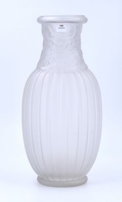 ESPAIVET. Vase en verre moulé à décor de feuilles.