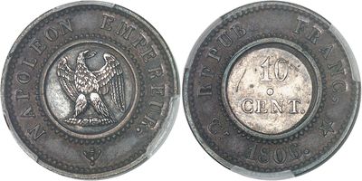 Gros plan sur une pièce de monnaie ornée d'un aigle