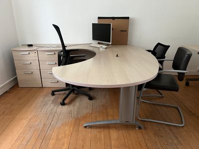 un bureau sur lequel se trouvent deux chaises et un écran d'ordinateur